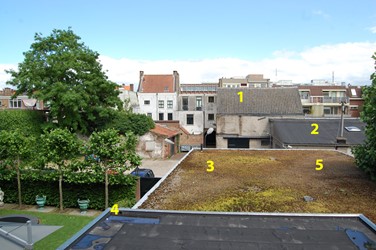 <p>Overzicht van het achterterrein vanaf de achtergevel van het huis aan de Bakkerstraat. De nummers verwijzen naar de beschreven bijgebouwen. </p>
